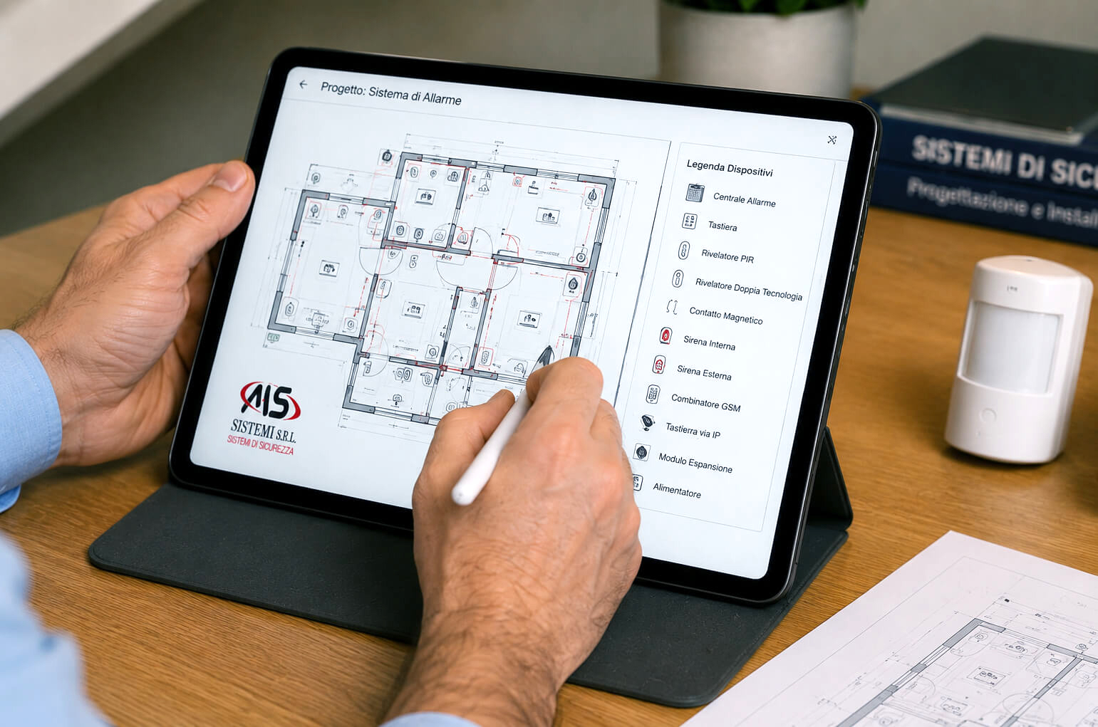 Tecnico MS Sistemi che progetta il sistema di allarme su tablet